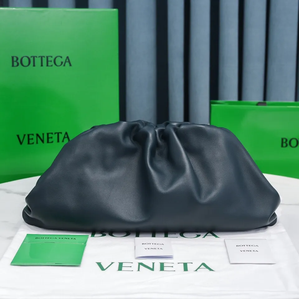 Batch 1660 Bottega Veneta cloud bag ☁️POUCH series original plain calfskin, super low-key and attractive, soft and casual, major Internet celebrity bloggers are crazy about calling it fashionable and classy, ​​lazy and intellectual Large size: 38x20x8.5cm (large cloud plain) dark blue
